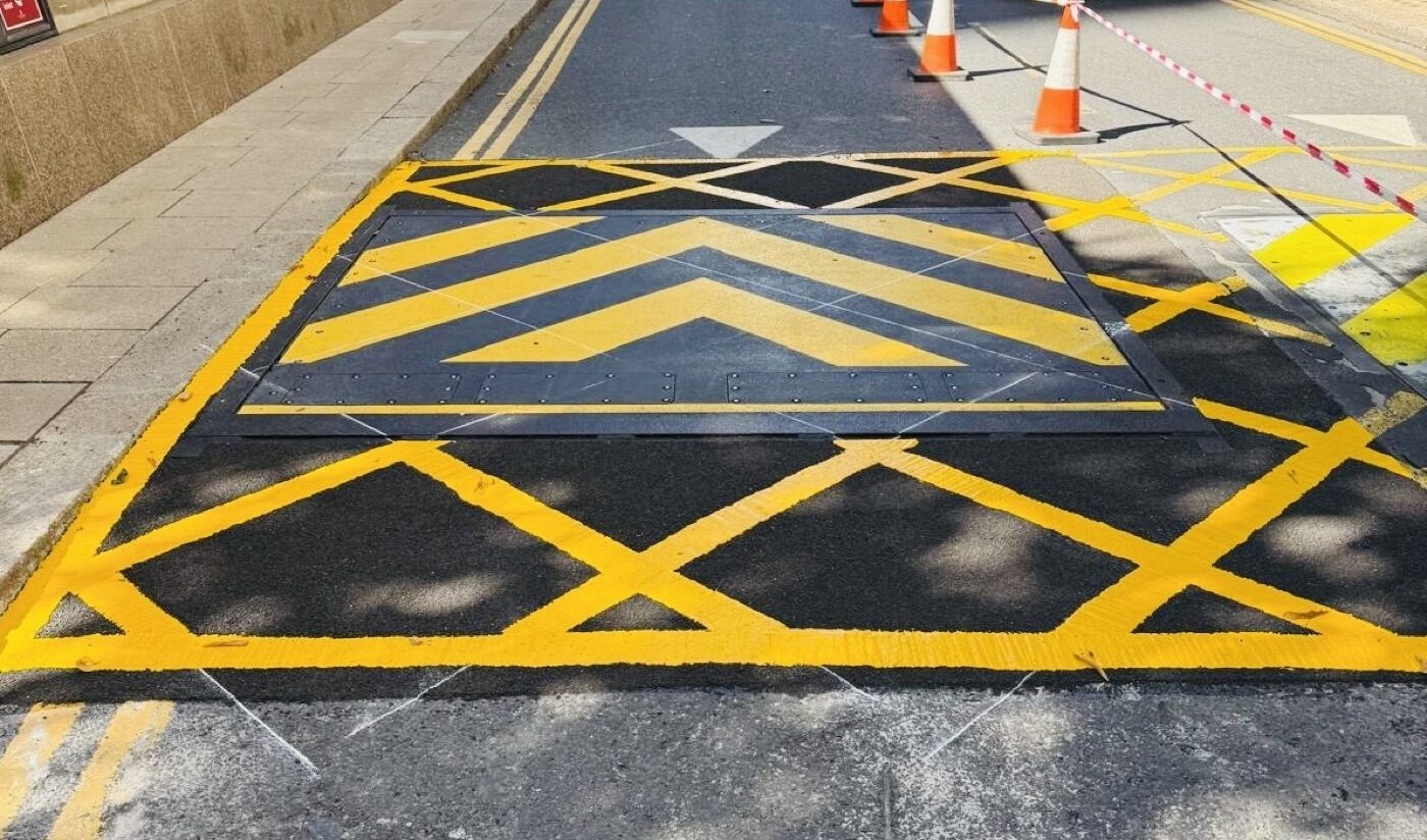 Anti-skid hatched marking, Canary Wharf